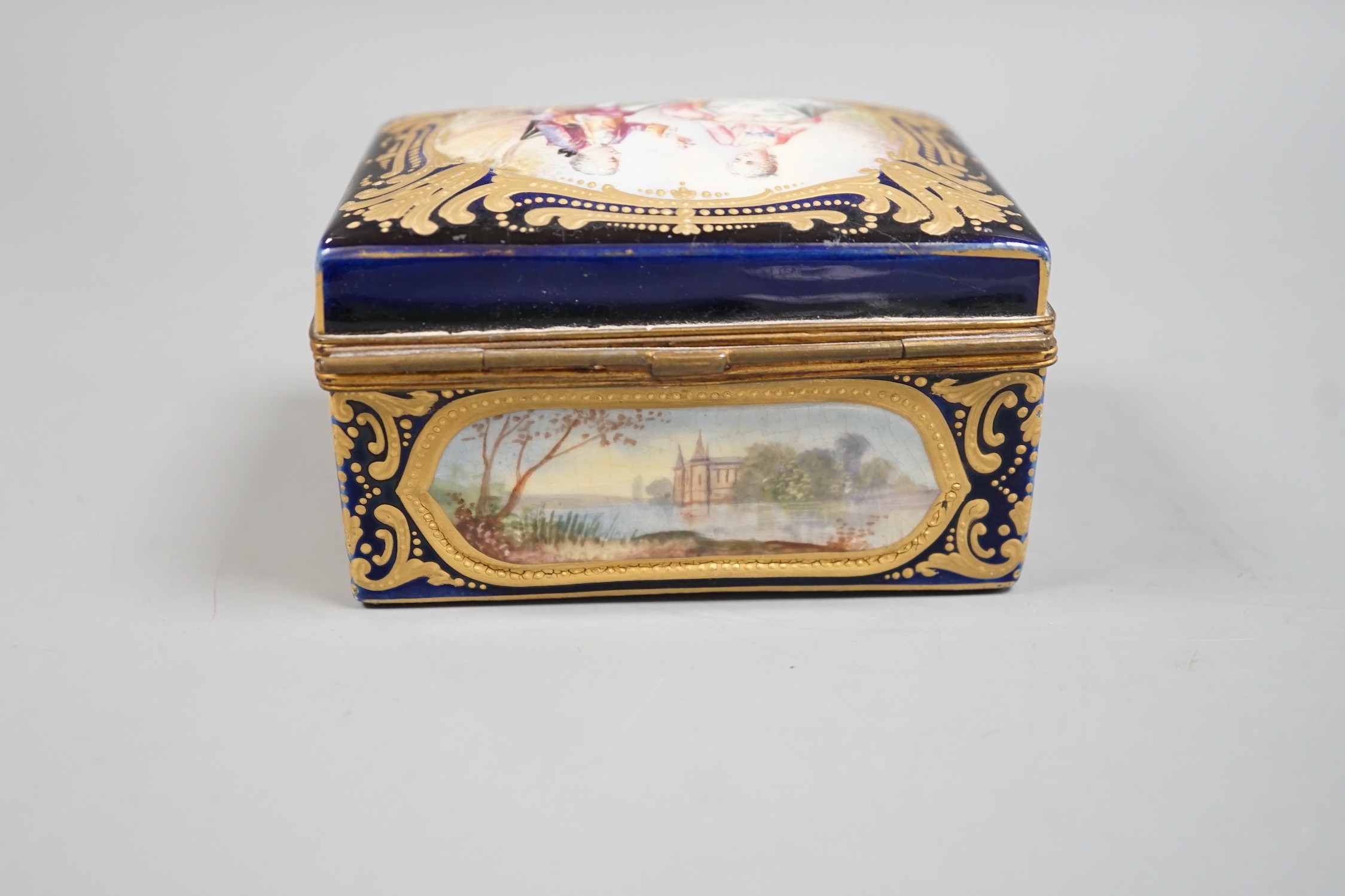 A French porcelain trinket box, 11cm wide